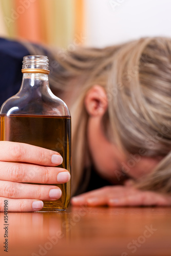 Foto: Alkohol und Missbrauch - Frau trinkt zu viel Schnaps Alkohol und Missbrauch - Frau trinkt zu viel Schnaps