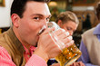 Mann trinkt Bier in Bayern