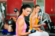 Leute mit Gewichten im Fitnessstudio