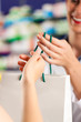 Apothekerin in ihrer Apotheke mit einer Kundin