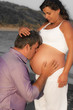 Photo: Padre besando en vientre donde está su bebé Padre besando en vientre donde está su bebé