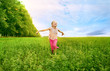 Foto: girl run on green field girl run on green field