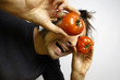 Überraschung mit Tomaten auf den Augen