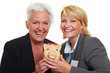 Seniorin mit Finanzberaterin Seniorin mit Finanzberaterin