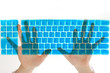 キーボードを打つ手