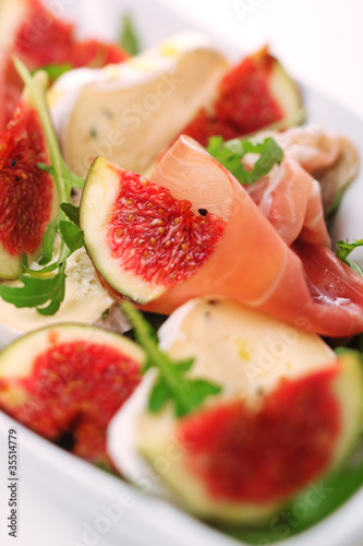 Photo: Fresh salad with figs, prosciutto and goat cheese Fresh salad with figs, prosciutto and goat cheese
