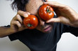 Clown mit Tomaten vor den Augen