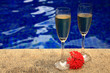 Sektgläser am Pool 4069