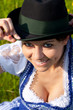 Frau mit grünem Steirerhut