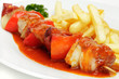 Fleischspieß, Paprikasoße mit Pommes frites