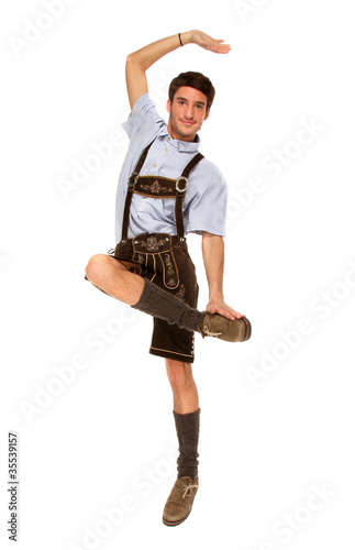 Foto: Junger Mann in Tracht beim Schuhbladln Junger Mann in Tracht beim Schuhbladln