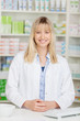 lächelnde apothekerin