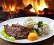 Carne de vaca com salada e arroz Carne de vaca com salada e arroz