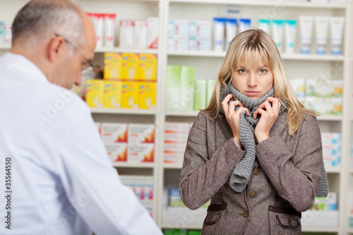 Foto: frau mit schal kauft in der apotheke frau mit schal kauft in der apotheke