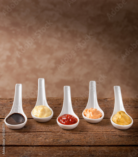 Photo: Salse: aceto, maionese, ketchup, salsa cocktail, e senape Salse: aceto, maionese, ketchup, salsa cocktail, e senape