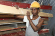 Foto: giovane operaio in cantiere giovane operaio in cantiere