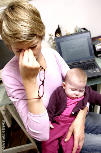 Foto: mère bébé travail domicile mère bébé travail domicile