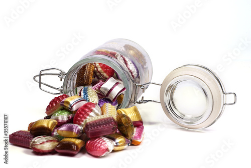 Photo: Bonbons im gekippten Glas Bonbons im gekippten Glas