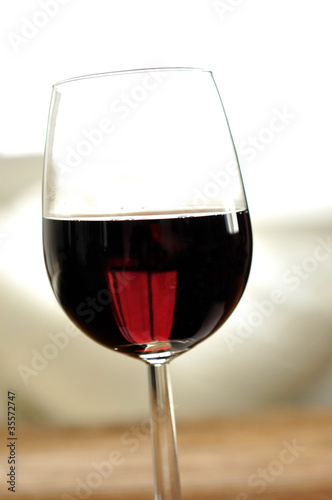 Foto: Glass of fine Italian red wine Glass of fine Italian red wine