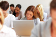Studentin arbeitet am Laptop