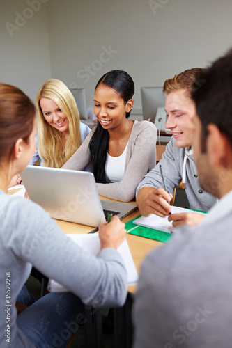 Foto: Studenten lernen zusammen Studenten lernen zusammen