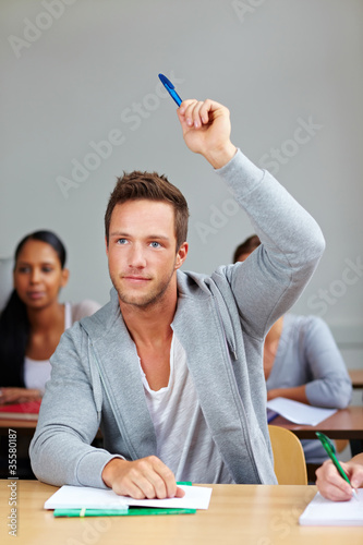 Photo: Student antwortet im Seminar Student antwortet im Seminar
