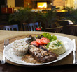 Carne de vaca com salada e arroz Carne de vaca com salada e arroz