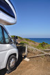 Camper in sosta sulla spiaggia