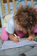 bambina che colora