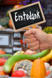 Tafel mit Erntedank Schriftzug und Herbstdeko Tafel mit Erntedank Schriftzug und Herbstdeko