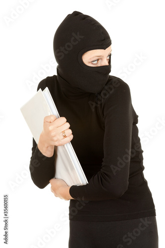 Foto: female thief in black clothes and balaclava steal documents. female thief in black clothes and balaclava steal documents.