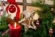 Eine rote Weihnachtskerze