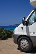 Camper in sosta sulla spiaggia