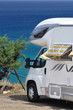 Camper in sosta sulla spiaggia