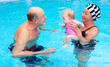 enkelkind mit großeltern beim schwimmen