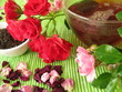 Schwarztee mit Rosenblüten