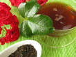 Schwarztee mit Rosenblüten