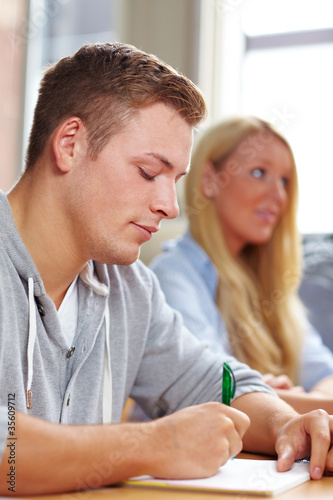 Foto: Student schreibt im Seminar Student schreibt im Seminar