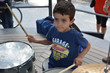 bambino che suona la batteria