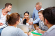 Dozent und Studenten