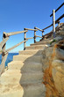 Petit escalier dans les rochers de la côte méditerranéenne