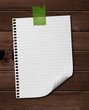 Foto: White note paper stuck on wood. White note paper stuck on wood.
