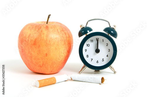 Foto: Gesund leben-Uhr, Obst und Zigarette Gesund leben-Uhr, Obst und Zigarette
