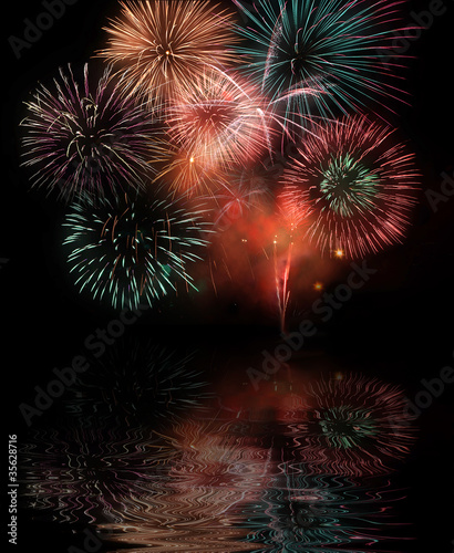 Foto: Fireworks reflecting over water Fireworks reflecting over water