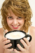 Photo: Frau drinkt Kaffee mit viel geschäumter Milch. Frau drinkt Kaffee mit viel geschäumter Milch.