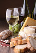 bouteille de vin, fromage et saucisson