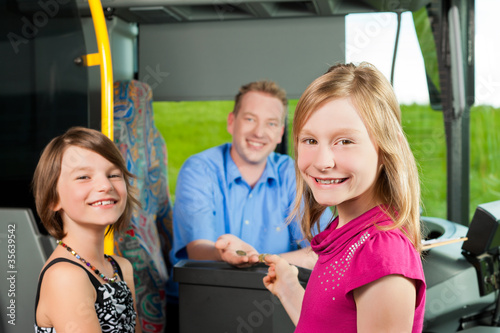 Foto: Kinder steigen in einen Bus ein Kinder steigen in einen Bus ein