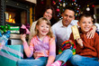 Photo: Weihnachten - Familie mit Geschenken am Weihnachtsabend Weihnachten - Familie mit Geschenken am Weihnachtsabend