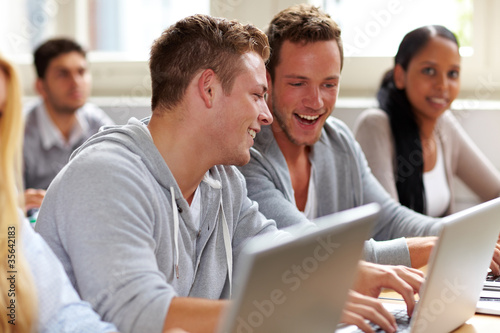 Foto: Lachende Männer beim Studium Lachende Männer beim Studium