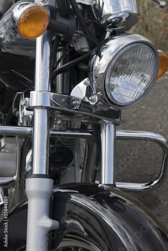Photo: Frontal de una moto custom. Frontal de una moto custom.